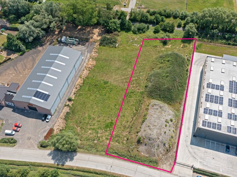 Te koop: KMO-grond van maar liefst 3.329 m², strategisch gelegen op slechts 2,5 km van de Stationsstraat (N36) en de Oudenaardebaan (N8). Het perceel