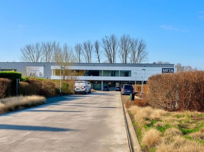Het commercieel gelegen logistiek gebouw ligt vanuit straatzijde in tweede lijn. De eerste lijn van het perceel zijn twee toegangswegen. Een toegangsw