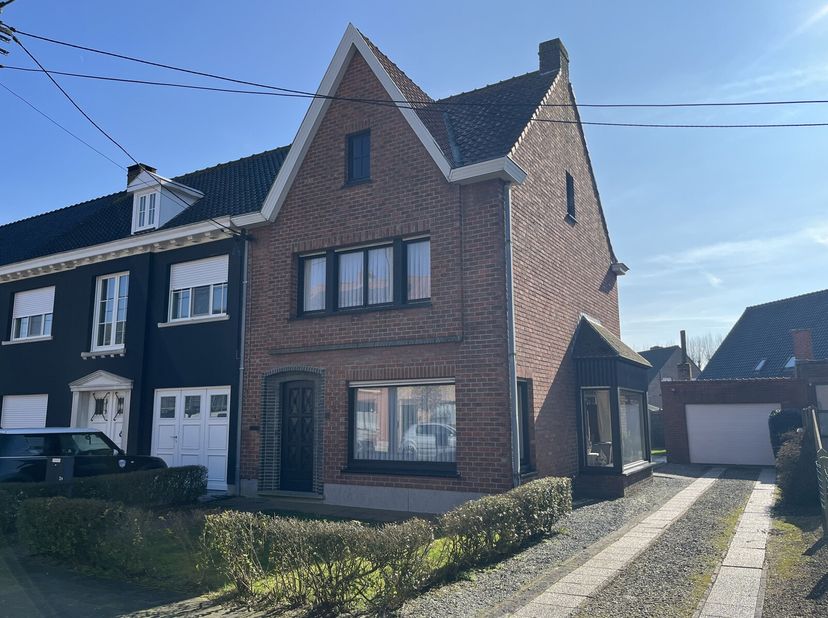 Deze charmewoning met zuidgerichte tuin is gelegen in het centrum van Maldegem en biedt u zo alle winkels, scholen, openbaar vervoer, binnen handberei