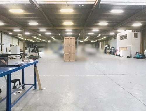                                         Bedrijfsgebouw te huur in Oostrozebeke, € 5.300
