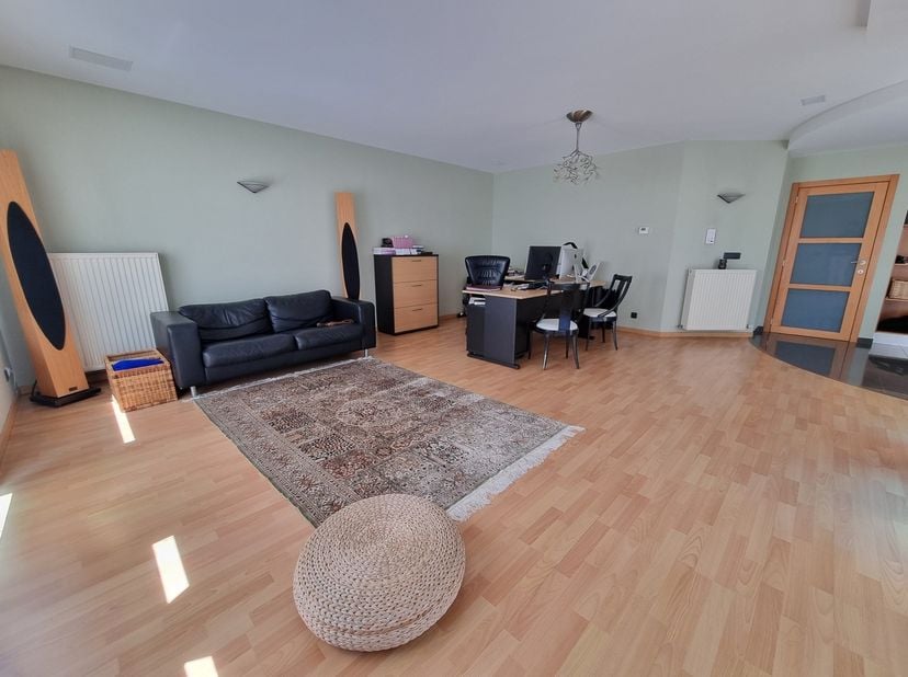 Zeer ruim instapklaar en energiezuinig appartement met 3 slpks, uitstekend gelegen pal in Zonhoven-centrum.&lt;br /&gt;
&lt;br /&gt;
Opp: ca. 135m²&lt;br /&gt;
Opp terr