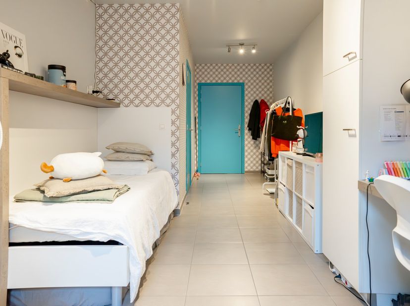 In het gerenoveerde pakhuis De Vlaeynatie (2015), waar authentieke charme en modern comfort samenkomen, vindt u deze stijlvolle studentenkamer op de t