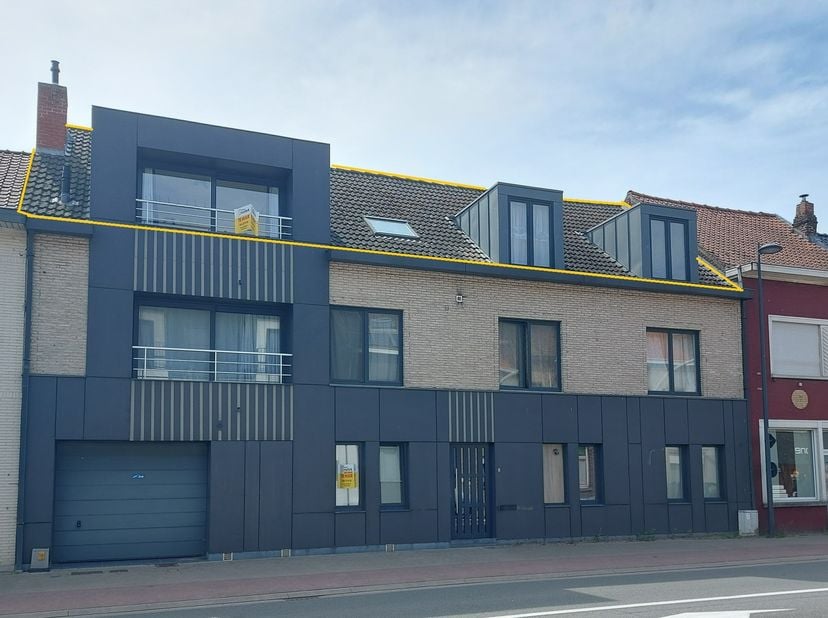 Appartement op de 2de verdieping (geen lift) met 2 slaapkamers en Zuid terras. Inkomhal met toilet, badkamer met douche en ligbad, twee ruime slaapkam
