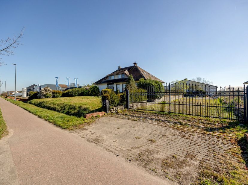 Bent u op zoek naar een plaats waar u wonen en werk kan combineren? Dan is deze locatie op 8125m² met toebehoren misschien wel iets voor u.&lt;br /&gt;
Het