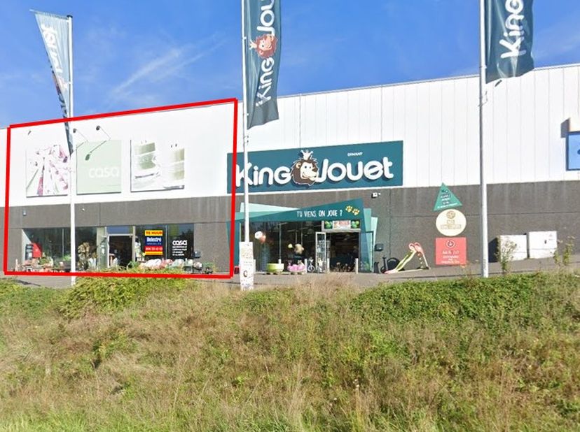 Commerciële unit met ruime parkeergelegenheid te huur, gelegen op een site van Krëfel, King Jouet, ...(voorheen Casa). &lt;br /&gt;
Dit pand heeft een opper