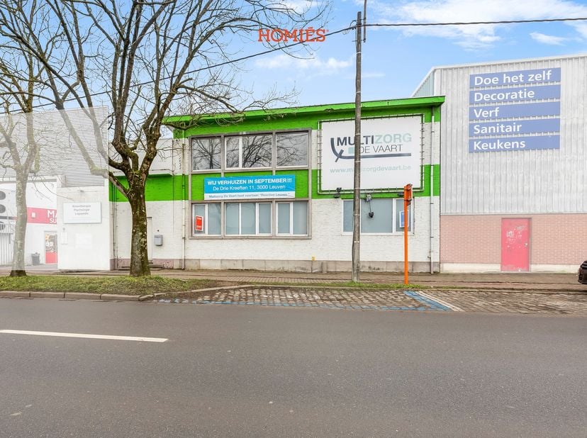 Graag bieden wij u deze voormalige kinepraktijk aan, gelegen aan de Vaart te Leuven. Deze polyvalente commerciële ruimte heeft een strategische liggin