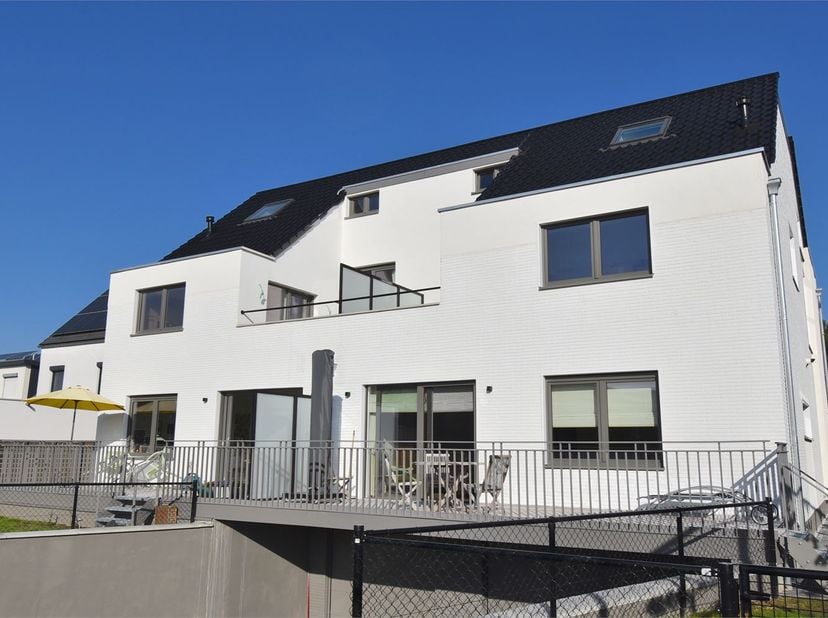 Volledig vernieuwd duplex appartement in een kleinschalig gebouw met 4 appartementen, gelegen op wandelafstand van het centrum van Lanaken.&lt;br /&gt;
Ook