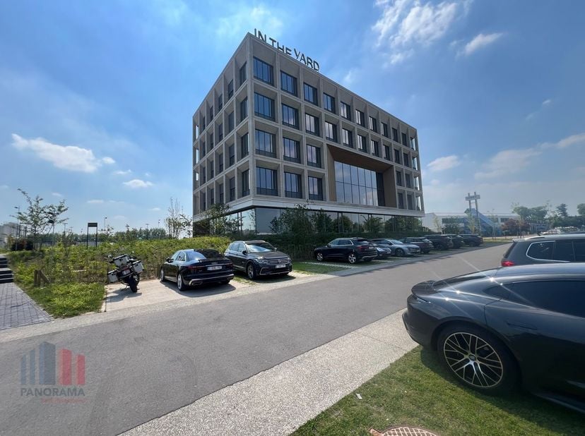 Le centre d&#039;affaires « In The Yard », fantastiquement situé et inspirant, se trouve le long de l&#039;E40 près de Gand. &lt;br /&gt;
Ce site offre confort et tra