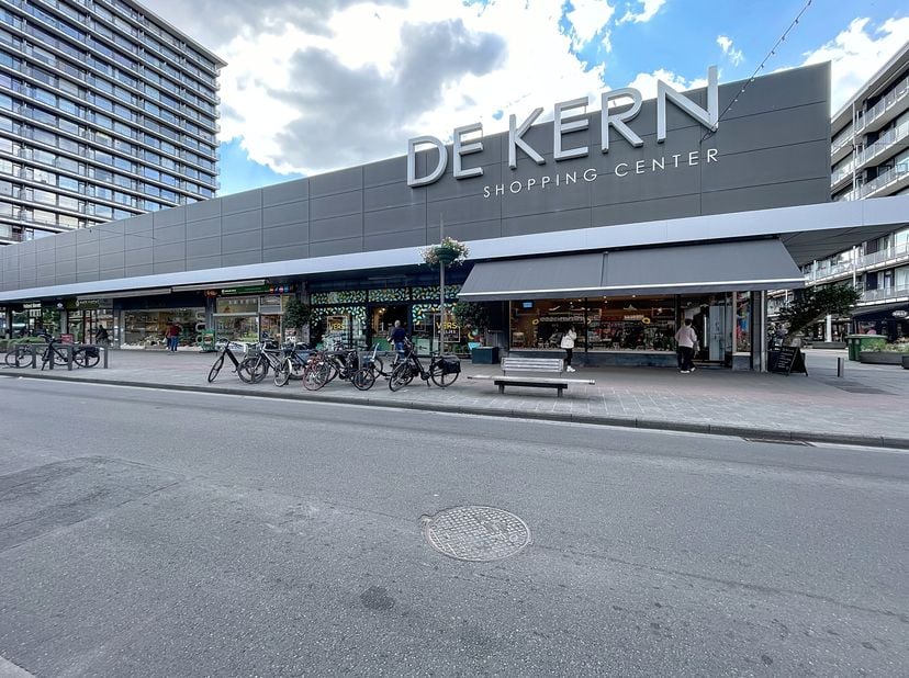 Dit handelspand in shoppingcenter &#039;De Kern&#039; in Wilrijk wordt te koop aangeboden.&lt;br /&gt;
Het pand heeft een open winkelruimte met een berging. &lt;br /&gt;
Li