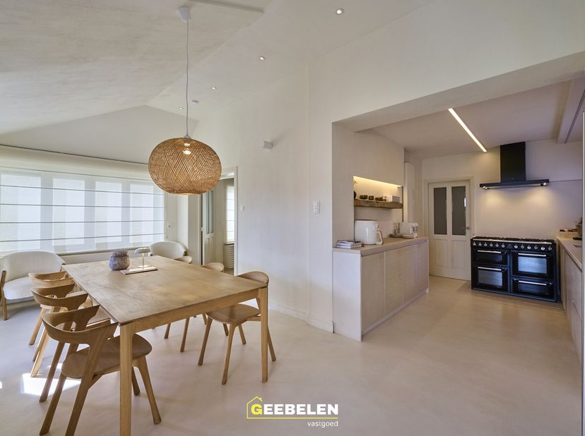 Charmante en smaakvolle woning met 3 slaapkamers, een praktijkruimte en een extra relaxatieruimte.&lt;br /&gt;
&lt;br /&gt;
Niettegenstaande de centrale ligging,