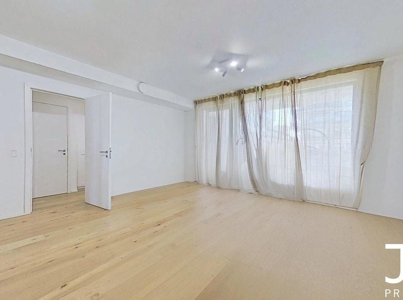 J&amp;J Properties vous propose ce magnifique appartement 2 chambres de 90 m² avec terrasse, situé au 3 étage dun immeuble récent (2021).&lt;br /&gt;
Lapparteme