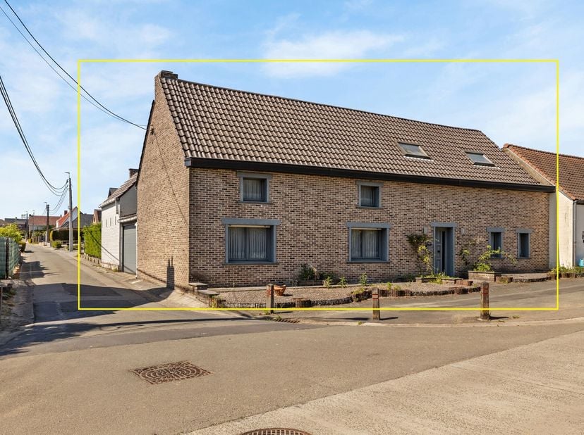 Te MOERBEKE ( op +/-4 km van  Galmaarden) Graag bieden we deze ruime fermette woning aan bestaande uit een inkomhal met toilet, een verder te renovere