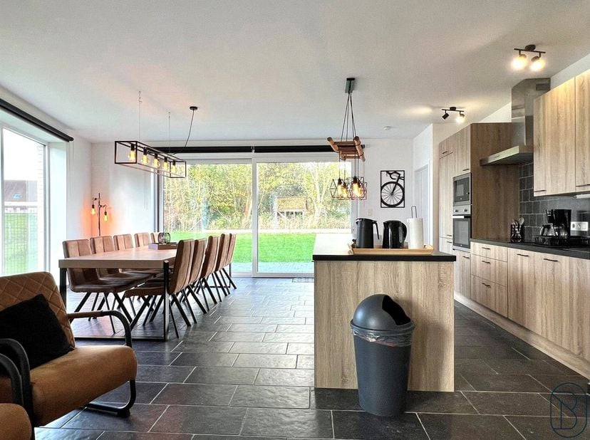 Propriété idéale de rendement : Maison de vacances autorisée avec 4 chambres et grand jardin. AGENCEMENT : entrée, grande pièce de vie conviviale avec
