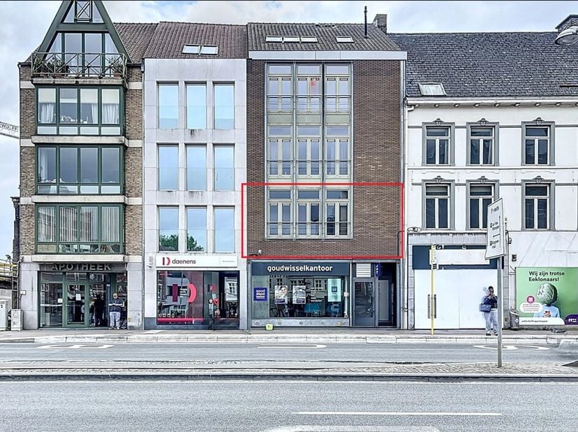 Disposition et avantages:&lt;br /&gt;
- Espace de vie spacieux et lumineux avec de grandes fenêtres&lt;br /&gt;
- Cuisine hyperéquipée avec appareils électroménag