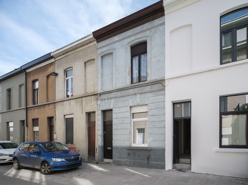 In de gezellige Neerscheldestraat te Ledeberg, op een boogscheut van het bruisende centrum van Gent, vindt u deze instapklare en charmante woning teru