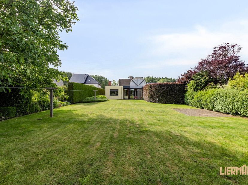 Gelegen op een uitmuntende residentiële locatie, straalt deze unieke villa uit de jaren 60 een karakteristieke charme uit die zeldzaam geworden is. He