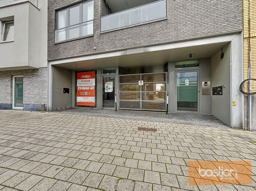 Centraal gelegen handelspand met een oppervlakte van ongeveer 250m².&lt;br /&gt;
&lt;br /&gt;
Ontdek deze uitstekende kans om een handelspand te huren, ideaal gel