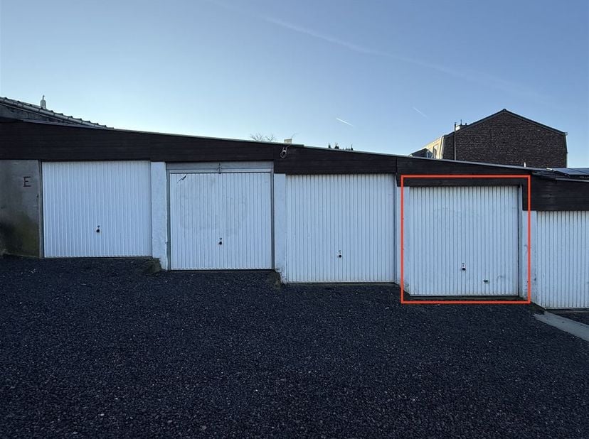 Dans un complexe de 50 garages sécurisé, accessible par la rue de l&#039;Enseignement et par la rue des Heids, un box garage fermé pour une voiture dénommé