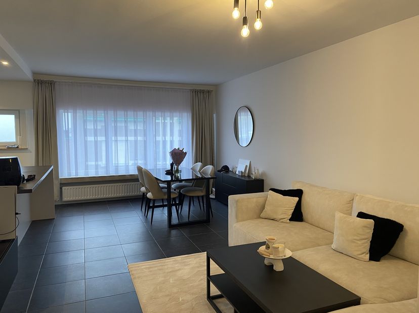Een gezellig appartement in een rustig, klein gebouw. Het appartement werd in 2021 volledig gerenoveerd en is onmiddellijk beschikbaar bij het onderte