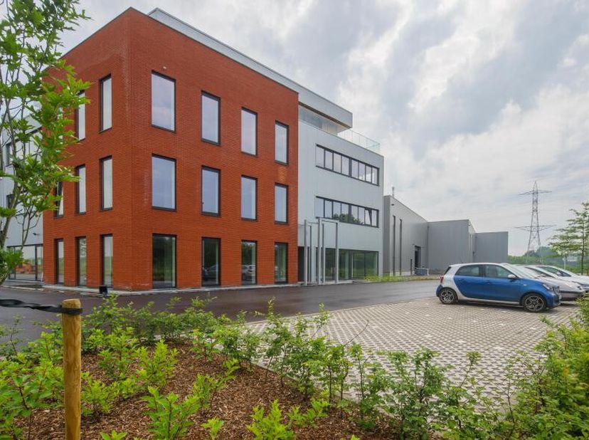 Prachtig nieuwbouw magazijn (+- 1.450 m²) te huur te Evergem, vlot bereikbaar via de R4&lt;br /&gt;
-7m vrije hoogte&lt;br /&gt;
- sectionaalpoort 4 m&lt;br /&gt;
- pol