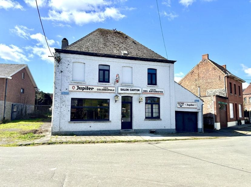 Goedgelegen HORECAZAAK met GROTE achterliggende FEESTZAAL van 240m2. Mogelijkheid maken extra woonst boven. VEEL POTENTIEEL.