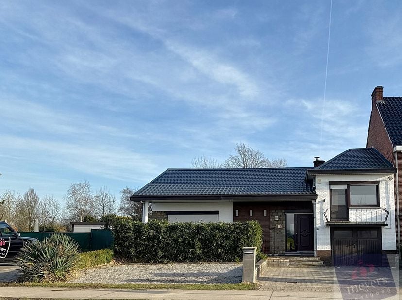 Op zoek naar een ruime, instapklare woning met een grote tuin én praktijkmogelijkheden? Dan is deze halfopen bebouwing aan de Stevoortse Kiezel in Has
