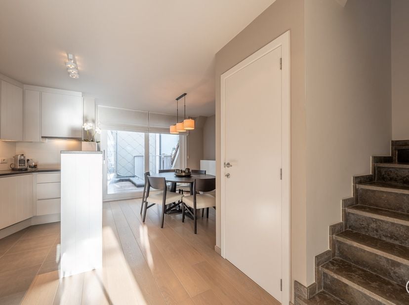 Zonnig en ruim duplex appartement met zuidgericht terras gelegen in de Zoutelaan te Knokke.&lt;br /&gt;
Dit prachtige duplex appartement biedt een uitsteken