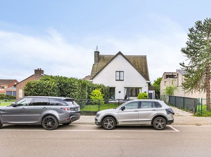 Op zoek naar een stijlvolle woning die comfort en ligging perfect combineert? Deze vrijstaande villa bevindt zich in een rustige, kindvriendelijke str