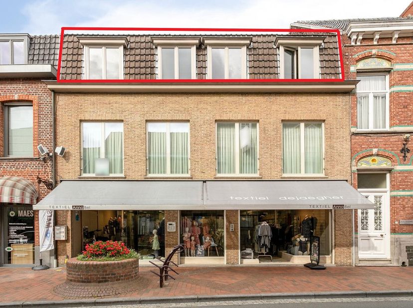 Goed gelegen appartement te koop in Poperinge, op wandelafstand van de Grote Markt, winkels en horeca. Het appartement werd in 2020 vernieuwd en is in