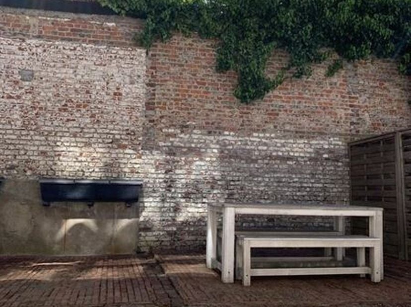 Vlakbij de Europese wijk, de Schuman-rotonde en het Jubelpark, prachtig appartement in LOFT-stijl van ±55 m², gelegen op de begane grond van een klein