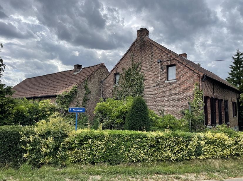Deze zeer ruime hoeve (U-vorm) van voor 1850 beschikt over diverse polyvalente bijgebouwen en aanpalende agrarische grond voor een totaaloppervlakte v