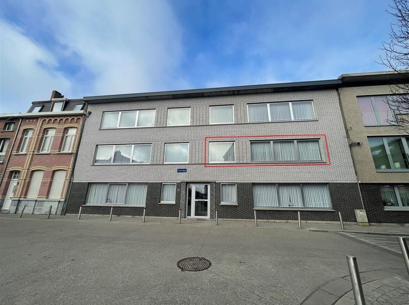 Ligging: Dit appartement is gelegen in de Grote Nieuwedijkstraat in Mechelen, een centrale en vlot bereikbare locatie nabij winkels, openbaar vervoer