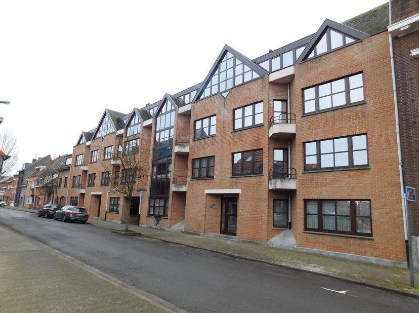 Ruim(120m²) 2 slpk appartement met garagebox.&lt;br /&gt;
Zeer ruim en licht 2 slaapkamer appartement van 120m² gelegen op een rustige locatie nabij het cen