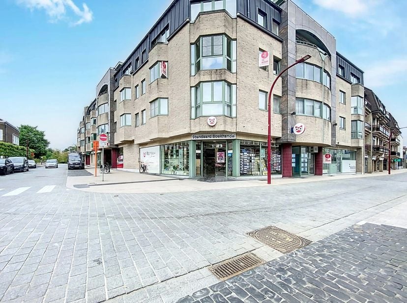 Cet appartement de 3 chambres prêt à emménager allie espace, confort et un emplacement idéal à proximité du centre d&#039;Aalter. Situé à quelques pas du m