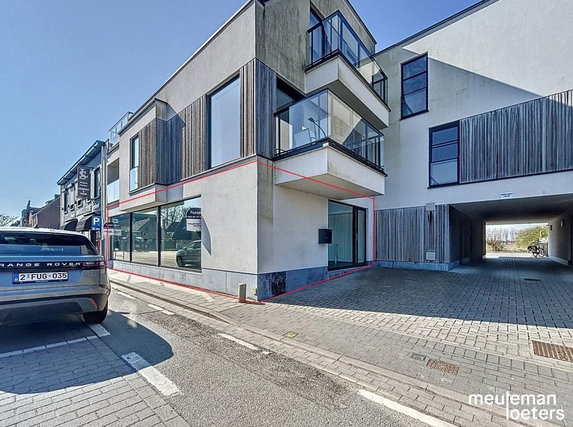 Dit handelspand is uiterst commercieel gelegen in het centrum van Waardamme en maakt deel uit van nieuwbouw residentie &quot;Ter Beke&quot;.&lt;br /&gt;
Deze handelsr