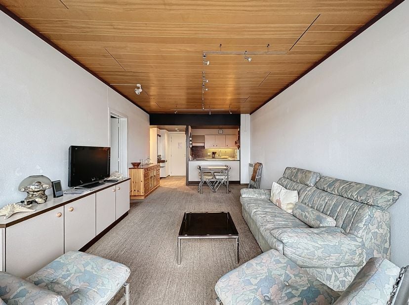 Dit appartement met open zicht bevindt zich op een gunstige ligging op het Ijslandplein, meteen aan het strand van Oostduinkerke-bad en op wandelafsta