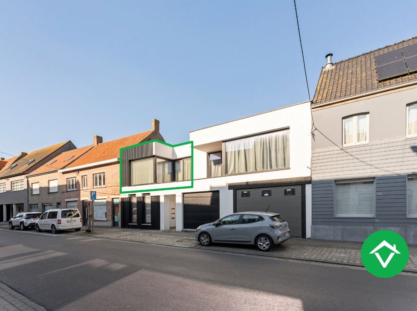 Dit mooi instapklaar appartement is gelegen op het 1ste verdiep van een kleine residentie te Leke, bestaande uit 3 appartementen.&lt;br /&gt;
Het appartemen