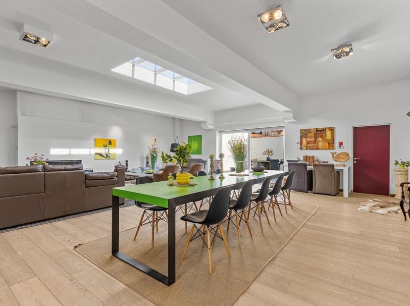 Ruime woning van 318 m² bewoonbare oppervlakte&lt;br /&gt;
Drie slaapkamers en drie badkamers&lt;br /&gt;
Aangename patio en veel lichtinval&lt;br /&gt;
Asbestveilig en