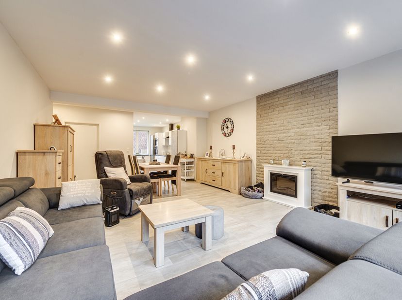 MARNEFFE real estate biedt u dit ruime 3-kamerappartement aan gelegen op de 1e verdieping van Résidence PARNAJON. Ideale ligging op een steenworp afst