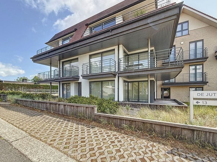 Prachtig gelijkvloers hoekappartement met twee terrassen op topligging, vlak bij het strand van Sint-André en natuurgebied te Oostduinkerke.&lt;br /&gt;
Ind