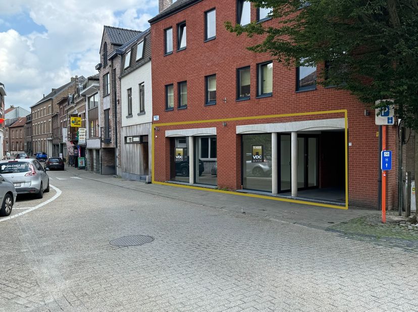 Dit handelspand wordt ingedeeld met verschillende polyvalente ruimtes en lokalen. Er is tevens een keukentje aanwezig alsook enkele gastentoiletten. A