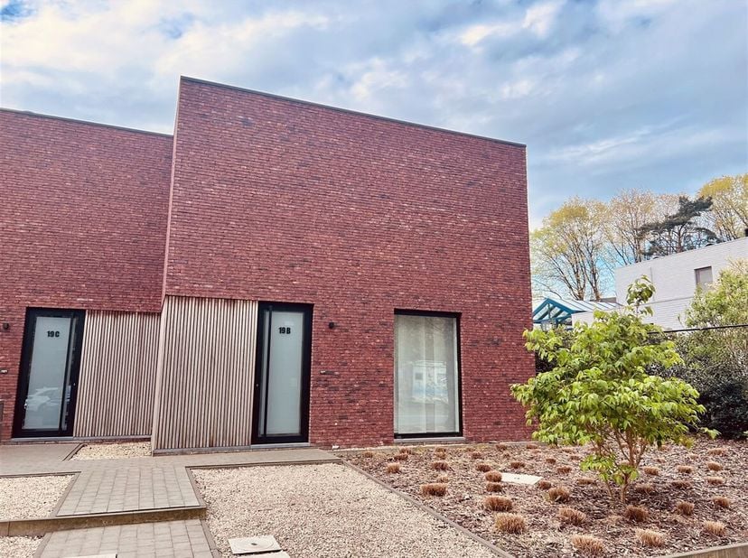 Ruime nieuwbouwwoning met drie slaapkamers en tuin in Grobbendonk&lt;br /&gt;
Ligging: Vlakbij invalswegen, snelweg  en winkels.&lt;br /&gt;
Indeling: Inkomhal, t