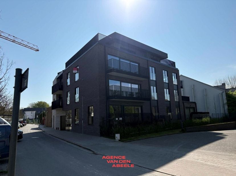 Dit prachtig afgewerkte nieuwbouwappartement biedt alle comfort die je zoekt. Met twee ruime slaapkamers, een stijlvolle badkamer met bad, een zonnig