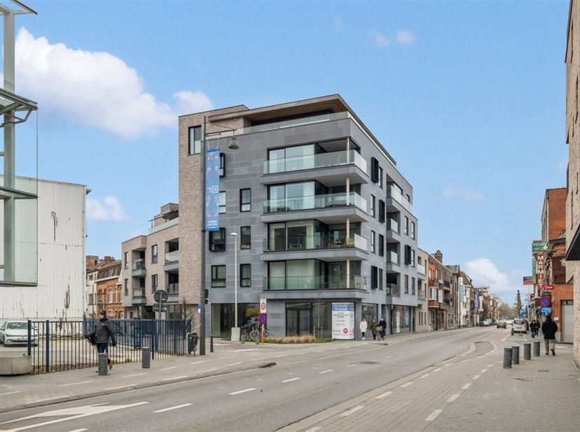 Op zoek naar een unieke commerciële opportuniteit op een toplocatie? Dit casco handelspand van maar liefst 238m², gelegen aan de druk bezochte Kempisc
