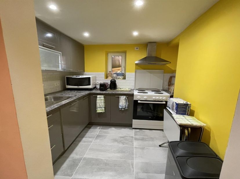 A deux pas de la gare du Midi et des transports. Très joli appartement entièrement meublé et équipé  :  1 chambre , +/- 50m2 . Situé au rez-rue d&#039;une