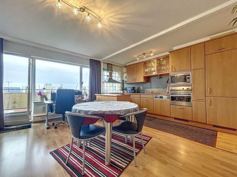 Quartier Yser - Bel appartement 1 chambre de +/-60m² avec grande terrasse de +/-25m² situé au 12ème étage d&#039;un immeuble de 22 étage composé comme suit