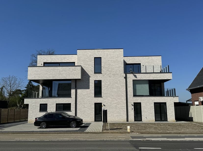 Op deze toplocatie vlakbij het centrum van Heusden vinden we dit gebouw met vijf luxe appartementen.&lt;br /&gt;
&lt;br /&gt;
Er zijn appartementen beschikbaar me