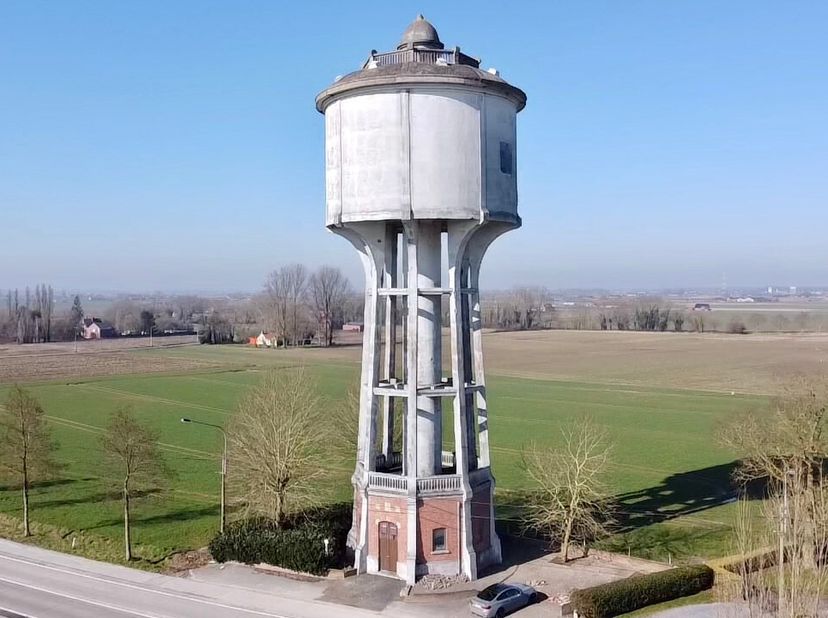 Deze watertoren gelegen te Ieper is zeker en vast uniek te noemen, de toren heeft maar liefst een hoogte van 37m waardoor het zicht rondom fenomenaal