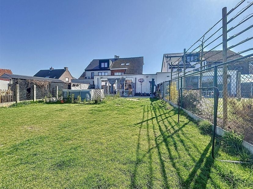 instapklare gezinswoning met 4 slaapkamers, aparte studio en 3 badkamers op perceel van 453m² &lt;br /&gt;
BEZOEKMOMENT Zaterdag 26/04: reservatie via sms 0