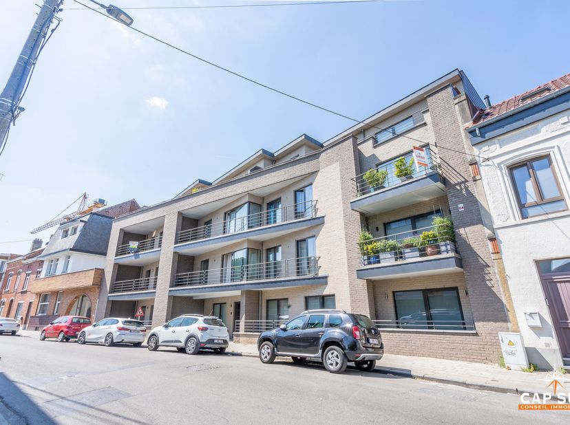 WATERLOO : CAP SUD vous propose un appartement lumineux à deux pas du centre de Waterloo.&lt;br /&gt;
Vous y trouverez un hall d&#039;entrée avec un placard, un